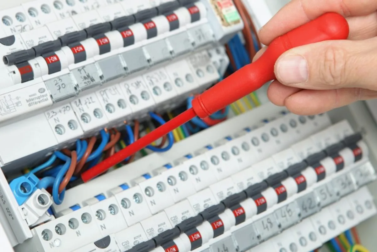 SOS électricien 24h/24 et 7j/7 à Rueil-Malmaison